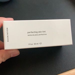 Glossier perfecting skin tint Medium